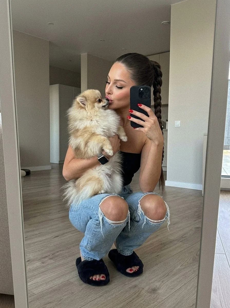 Pomeranian Mirror Crouch